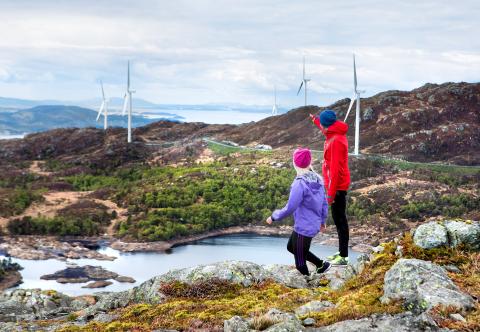 Visitors approaching the Midtfjellet wind park 