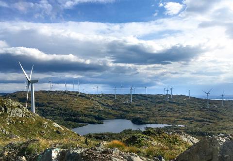 Scenic view of the Midtfjellet wind park 