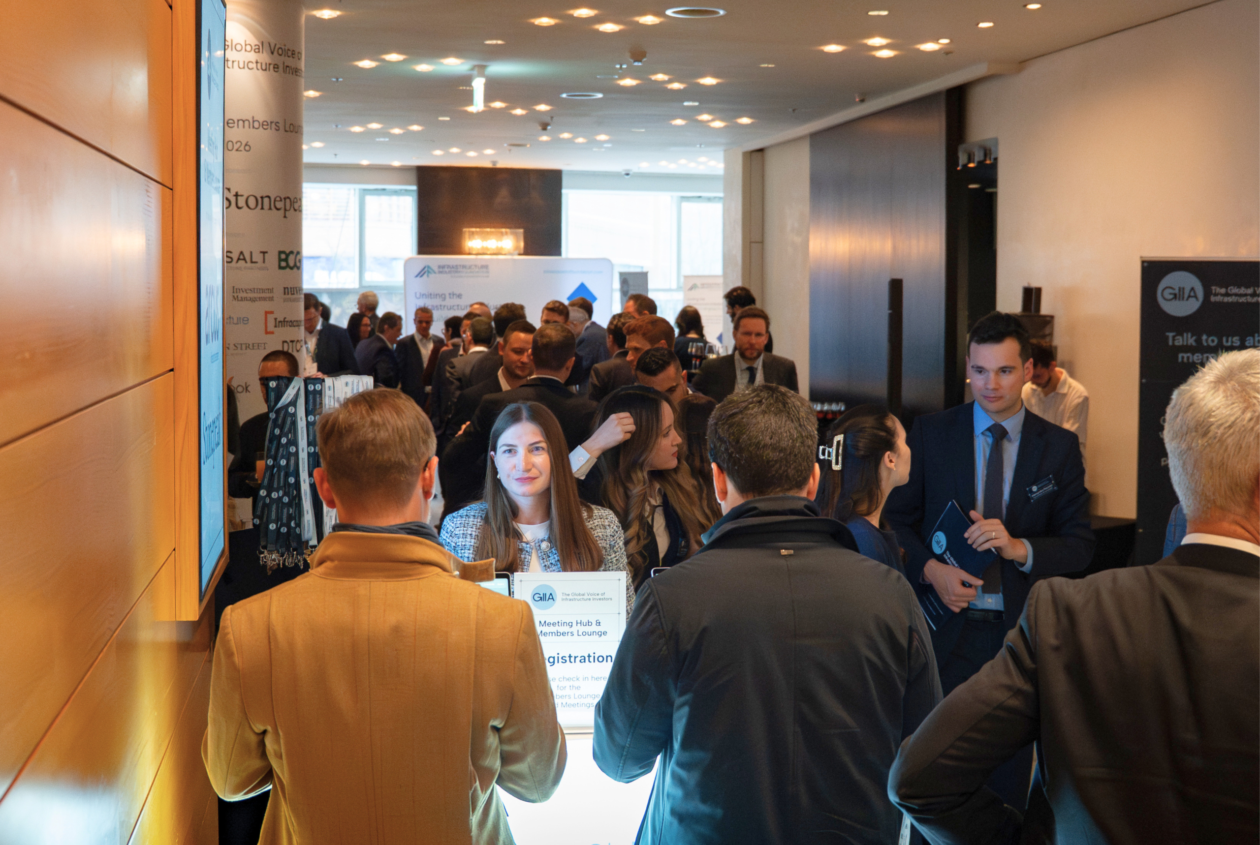 Guests at GIIAs first Meeting Hub & Members Lounge stand to register for happy hour on Tuesday of the global summit